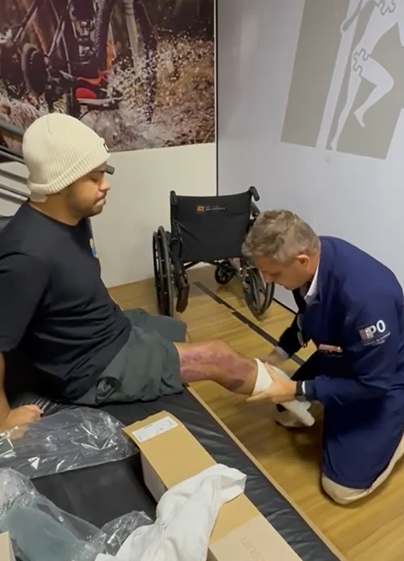 Gabriel colocando os liners