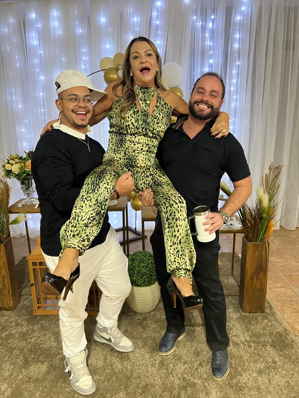 Gabriel, mãe Rosaura e irmão Mateus